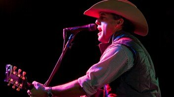 10 Questions with country star Aaron Watson